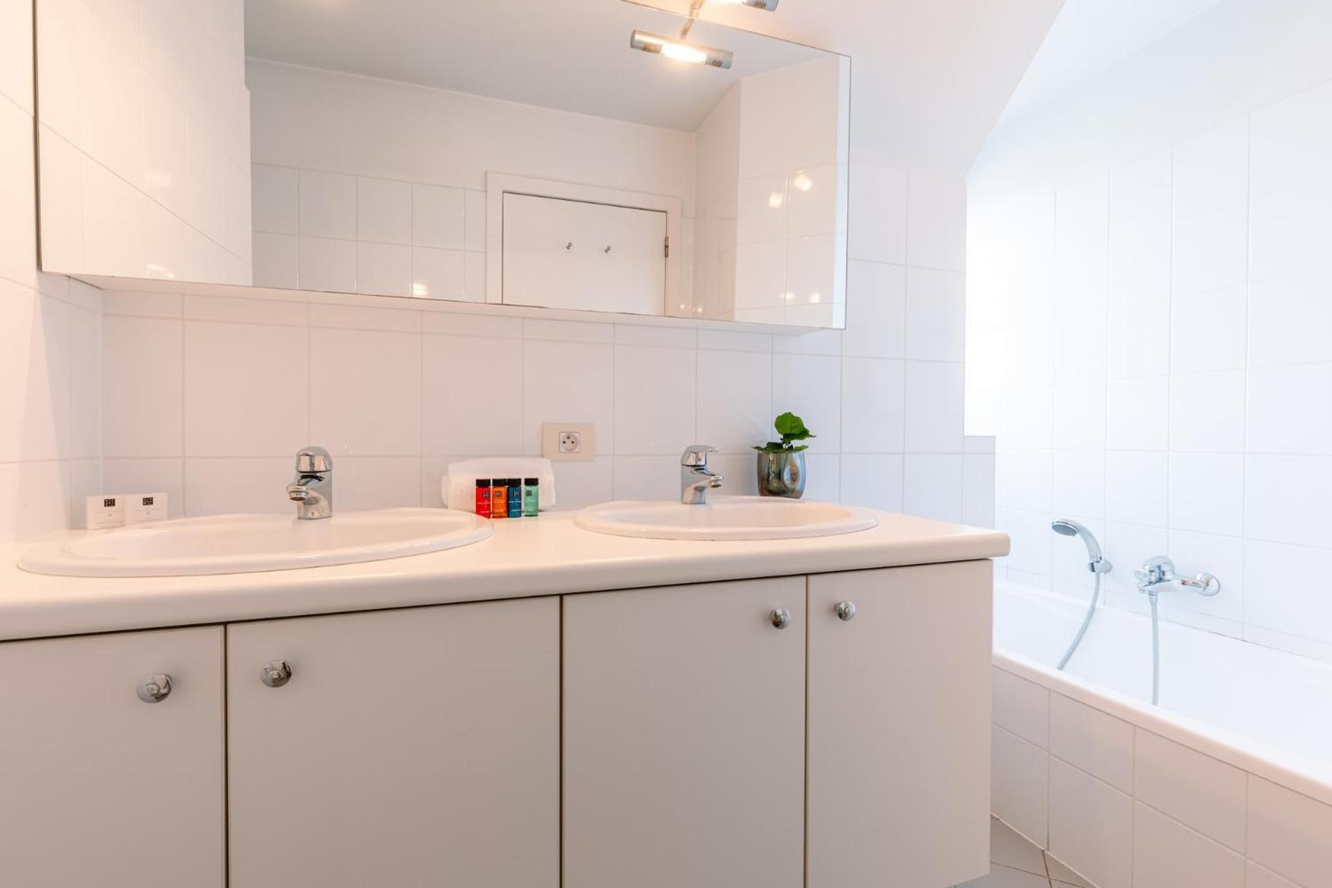 شقة Charming Spacious Duplex Apt With Private Parking In Knokke المظهر الخارجي الصورة